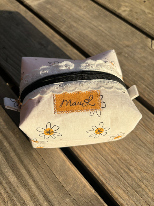 kleine Kulturtasche mit Gänseblümchen