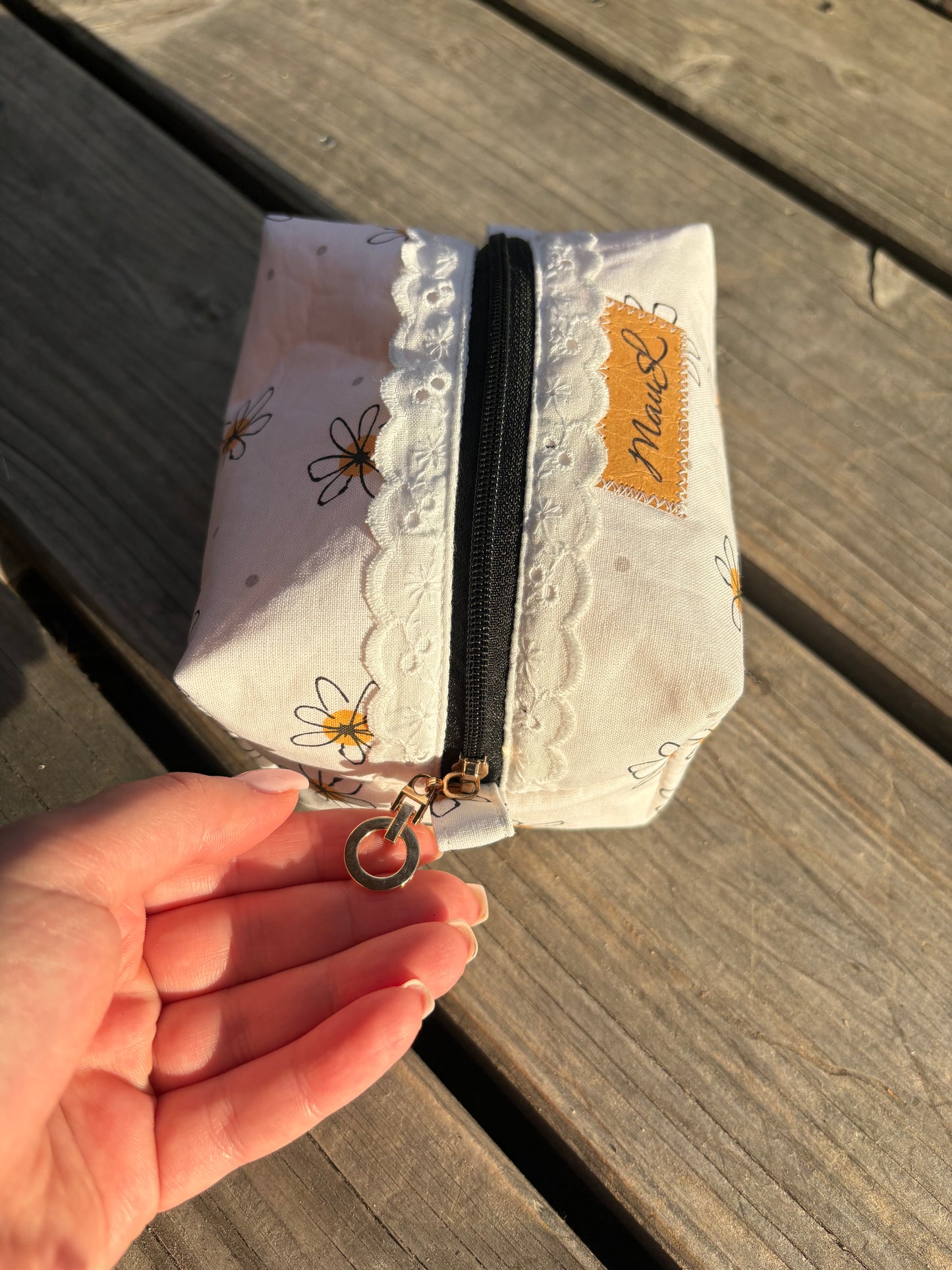 kleine Kulturtasche mit Gänseblümchen