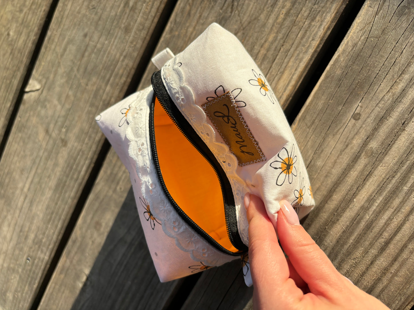 kleine Kulturtasche mit Gänseblümchen